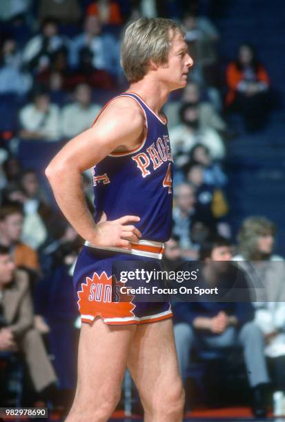 Tom Van Arsdale of the Phoenix Suns in action against the Washington Bullets during an NBA basketball game circa 1976 at the Capital Centre in...