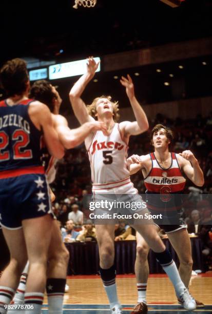 Tom Van Arsdale of the Philadelphia 76ers in action against the Washington Bullets during an NBA basketball game circa 1975 at The Spectrum in...