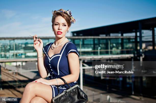 la pin-up en partance #4 - rubis stock pictures, royalty-free photos & images