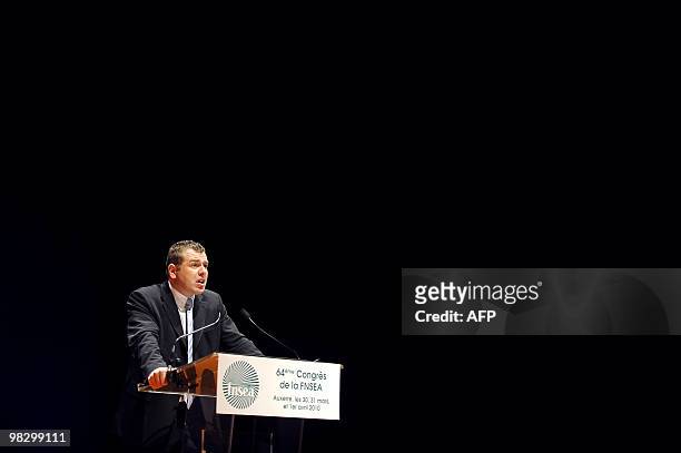 William Villeneuve, président des Jeunes Agriculteurs, s'exprime devant les journalistes, le 1er Avril 2010 à Auxerre, lors de sa venue au 64ème...