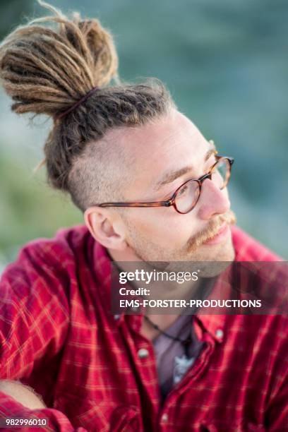 man in his twenties with long blonde dreadlocks - coque masculino - fotografias e filmes do acervo