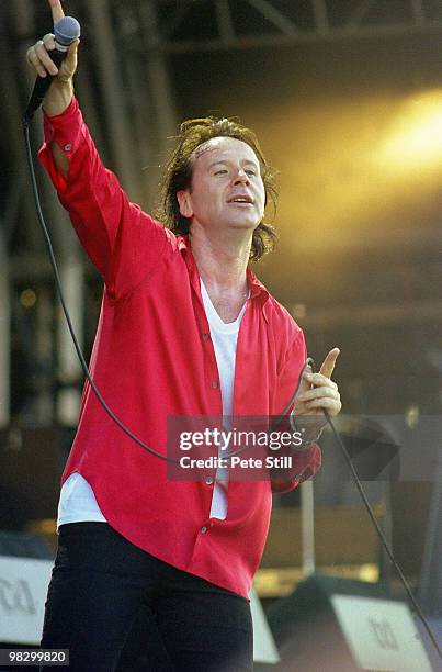 Jim Kerr of Simple Minds performs on stage at the Glastonbury Festival on June 25th, 1995 in Somerset, England.