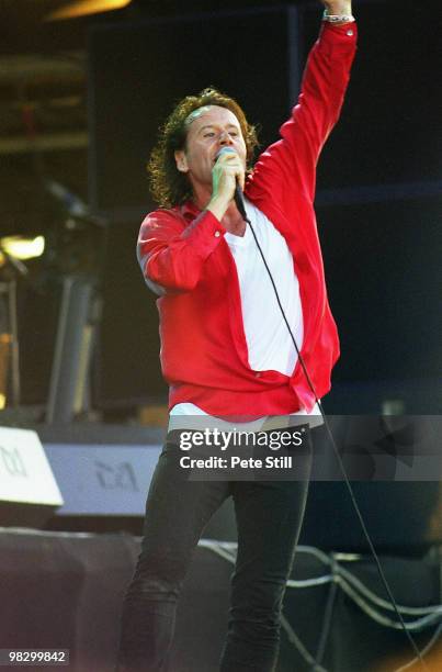 Jim Kerr of Simple Minds performs on stage at the Glastonbury Festival on June 25th, 1995 in Somerset, England.