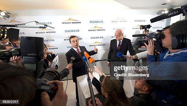 Carlos Ghosn, chief executive officer of Renault SA, center left, speaks as Dieter Zetsche, chief executive officer of Daimler AG, center right,...