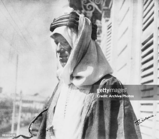 British army officer T. E. Lawrence , aka 'Lawrence of Arabia', wearing an Arab keffiyeh fastened with an agal in Damascus, circa 1918.