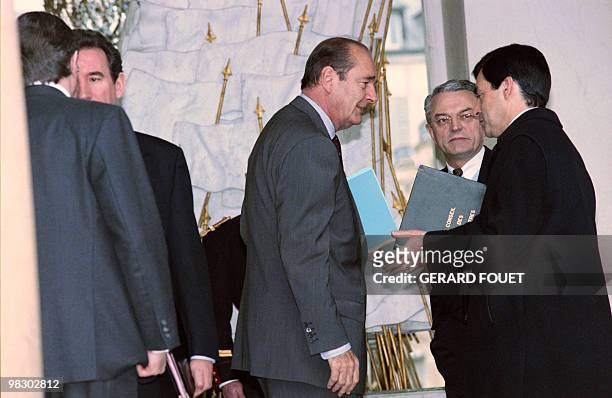 Le président Jacques Chirac s'entretient avec le ministre délégué de la Poste, des Télécommunications et de l'Espace François Fillon en présence du...
