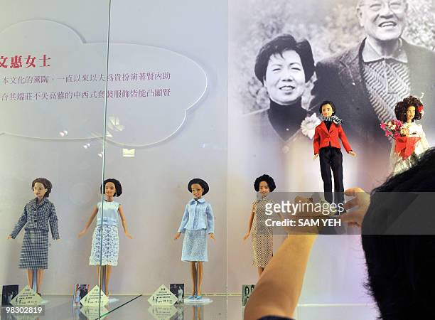 Lifestyle-Taiwan-US-Barbie,FEATURE, by Amber Wang An employee sorts out the Barbie dolls, in the likeness of former first lady Tseng Wen-hui, wife of...