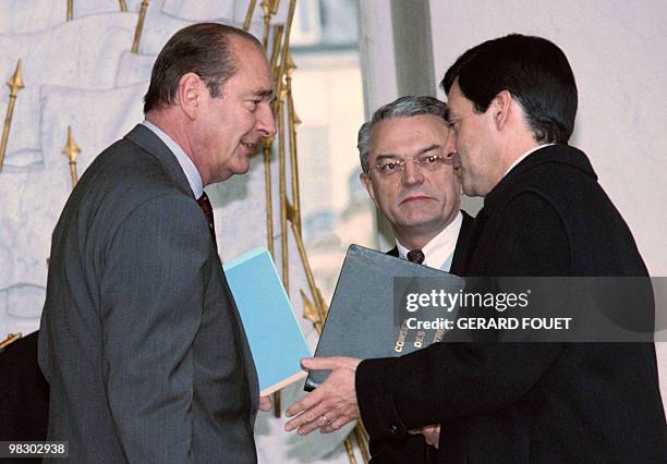 Le président Jacques Chirac s'entretient avec le ministre délégué de la Poste, des Télécommunications et de l'Espace François Fillon en présence du...