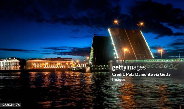 neva river bridge view in st. petersburg, russia - pola damonte bildbanksfoton och bilder