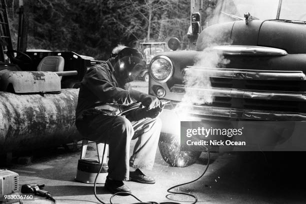 grandpa welding the old dodge - noroeste - fotografias e filmes do acervo