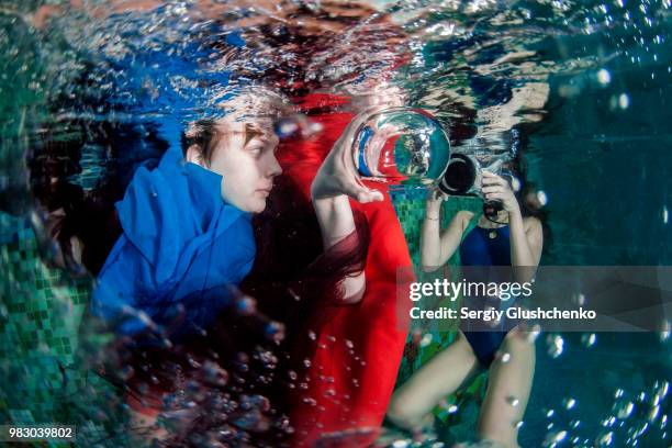 underwater... - scène sous l'eau photos et images de collection