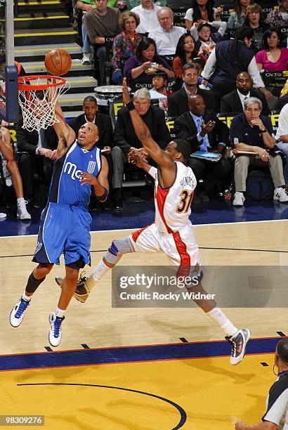 Shawn Marion of the Dallas Mavericks shoots a layup against Chris Hunter of the Golden State Warriors during the game at Oracle Arena on March 27,...