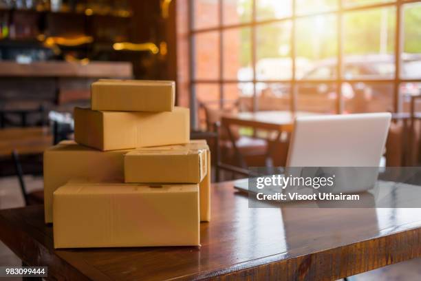 cardboard parcel box for online selling.shipping concept. - loge stock-fotos und bilder