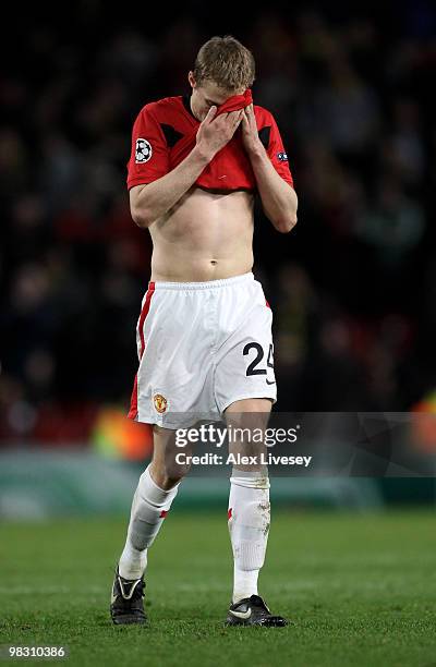 Darren Fletcher of Manchester United looks dejected at the end of the UEFA Champions League Quarter Final second leg match between Manchester United...