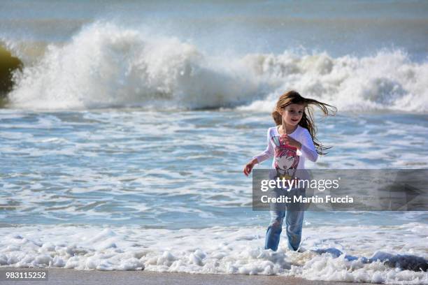 corriendo en las olas - correndo stock pictures, royalty-free photos & images