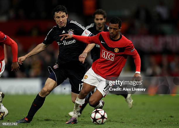 Mark van Bommel of Bayern Muenchen battles for the ball with Nani of Manchester United during the UEFA Champions League Quarter Final second leg...