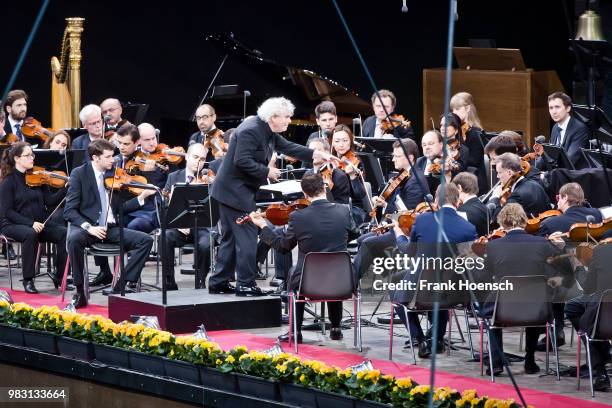 Berliner Philharmoniker with chief conductor Sir Simon Rattle perform live on stage during a concert at the Waldbuehne on June 24, 2018 in Berlin,...