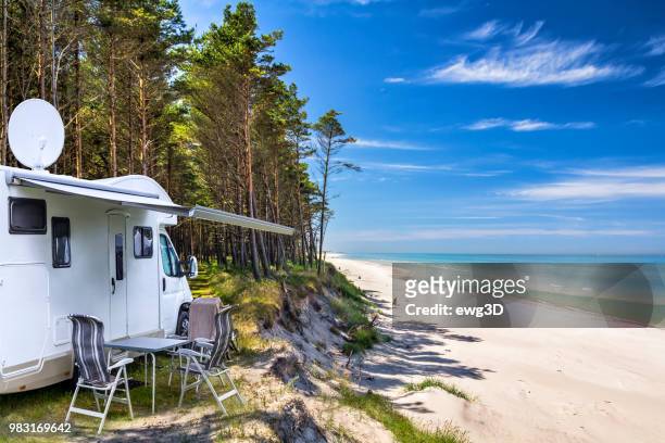 urlaub in polen - camper im baltischen meer rund um leba ferienort in der provinz pomorskie - camp site stock-fotos und bilder