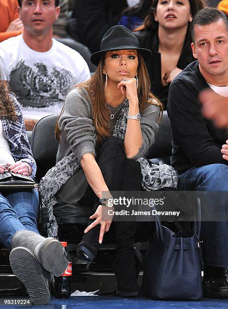 Eva Longoria Parker attends the San Antonio Spurs vs New York Knicks game at Madison Square Garden on December 27, 2009 in New York City.