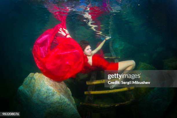 lady in red - scène sous l'eau photos et images de collection