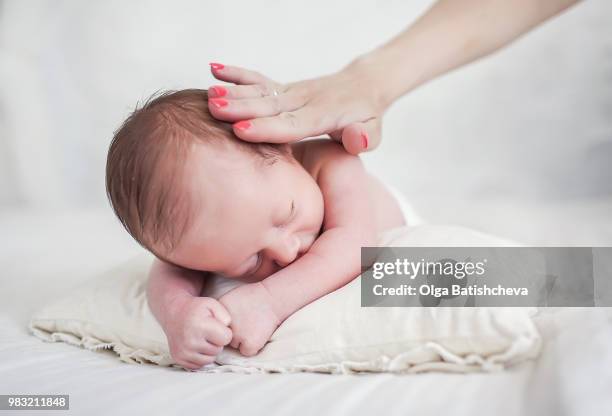 baby (12-23 months) sleeping - 12 23 months fotografías e imágenes de stock