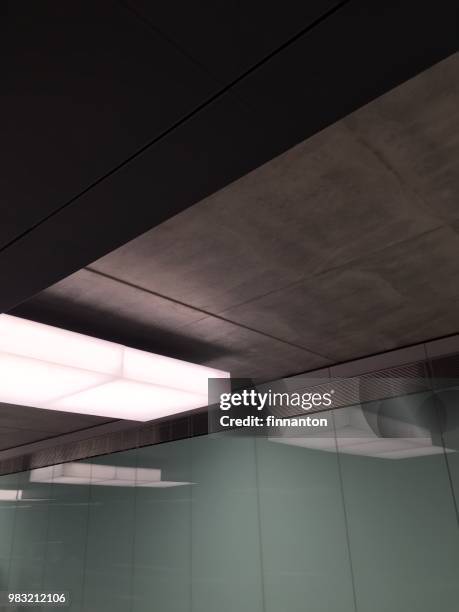 lights - luce fluorescente foto e immagini stock