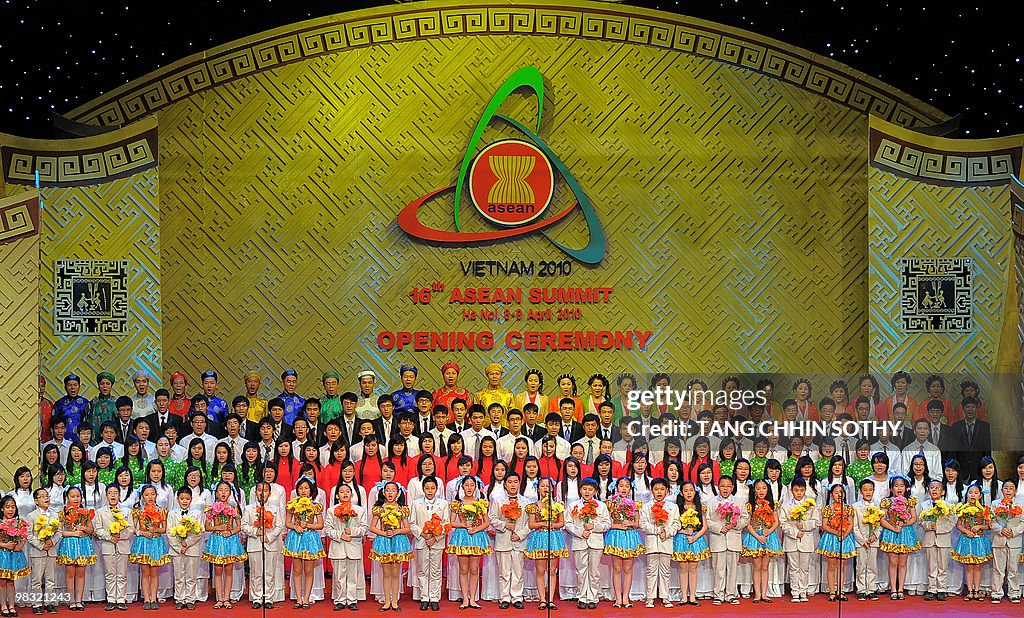 Vietnamese performers sing for leaders (