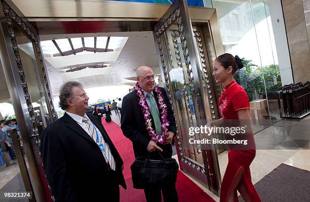 Henry Paulson, former U.S. Treasury secretary, center, arrives to the site of the Boao Forum for Asia in Boao, Hainan province, China, on Thursday,...