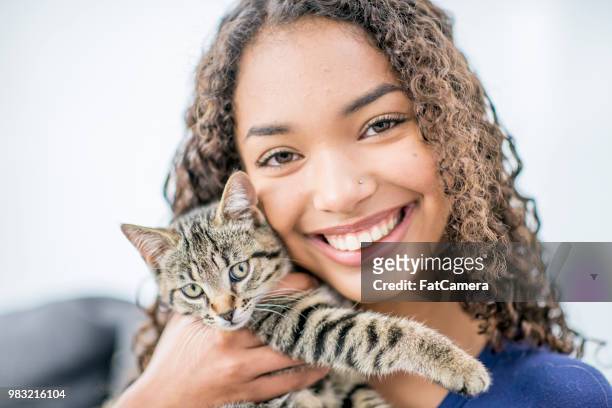 fille avec un chat - fat cat photos et images de collection