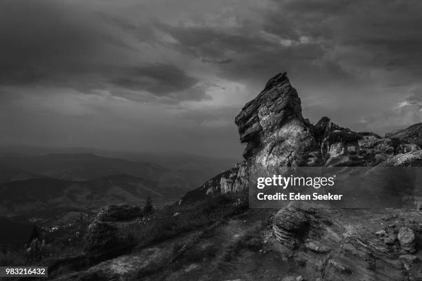 piatra lacrimata (stone of tears) - mt eden stock pictures, royalty-free photos & images