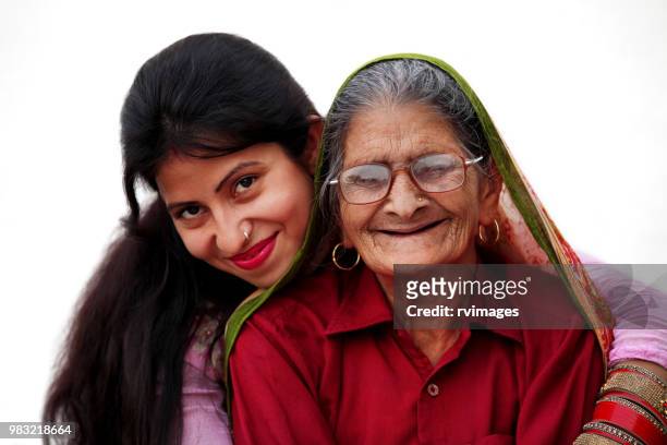giovane figlia e nonna - dupatta foto e immagini stock