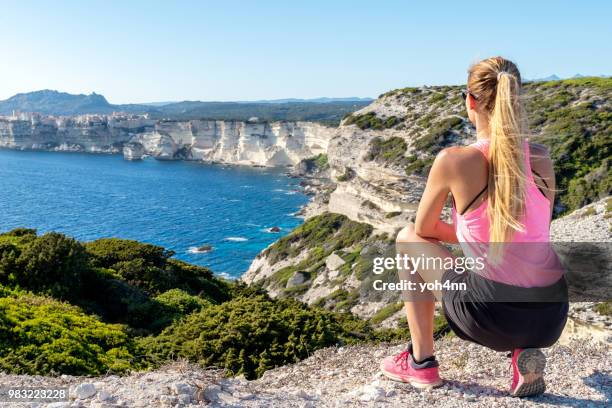 femme sportive à falaises à bonifacio - yoh4nn photos et images de collection