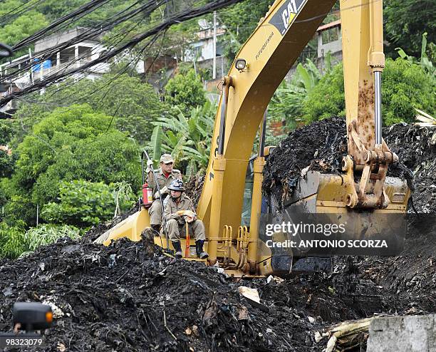 Firefighters and rescue workers search for victims following a landslide in Vicoso Jardim shantytown on April 08, 2010 in Niteroi, 25 Km northern of...