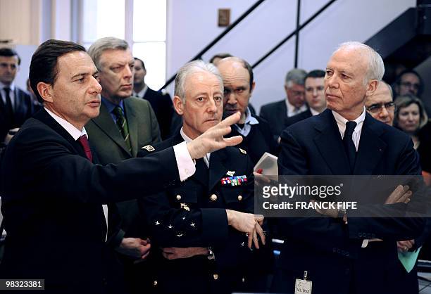 Le ministre de l'Immigration, Eric Besson s'exprime aux côtés du Directeur Général de la gendarmerie Nationale, Gilles Roland et du secrétaire...