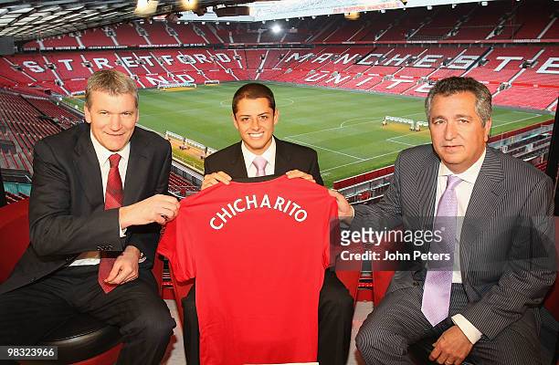 Javier Hernandez poses with Manchester United Chief Executive David Gill , Chivas Guadalajara owner Jorge Vergara and a Manchester United shirt with...
