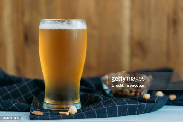 ijs koud glas bier - cereal bar stockfoto's en -beelden
