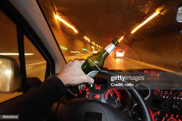 drunkdrive - conducir borracho fotografías e imágenes de stock