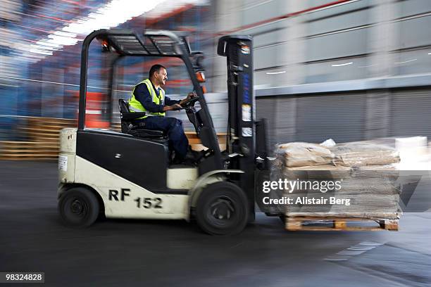 blurred motion view of forklift truck - transportpalette stock-fotos und bilder