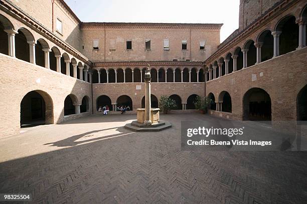 monastery of santo stefano, bologna - fountain courtyard fotografías e imágenes de stock