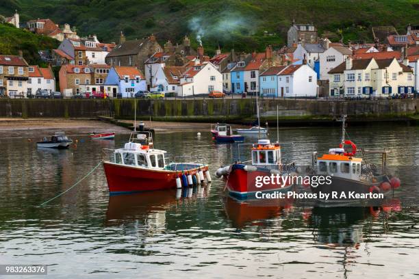 boats in the harbour at staithes, north yorkshire, england - vissersdorp stockfoto's en -beelden