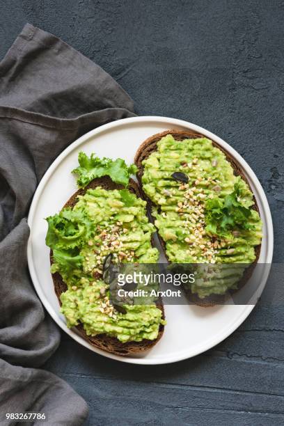 healthy toast with mashed avocado and seeds - avocado slices fotografías e imágenes de stock