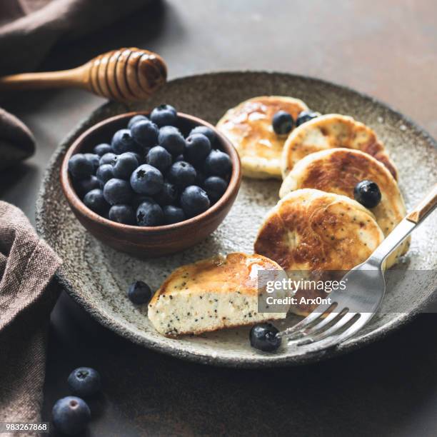 cottage cheese pancakes with poppy seeds - graine de pavot photos et images de collection