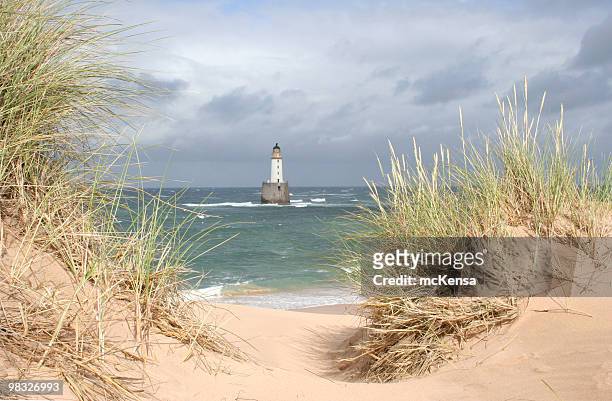 scottish lightouse dans la mer dans le vent, de la pluie - grampian - scotland photos et images de collection