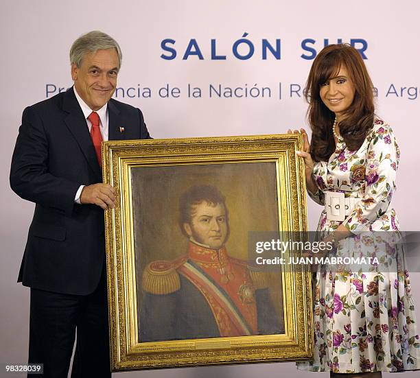 Chielan President Sebastian Piñera and Argentine President Cristina Fernandez de Kirchner pose with a portrait of Chilean independence leader...