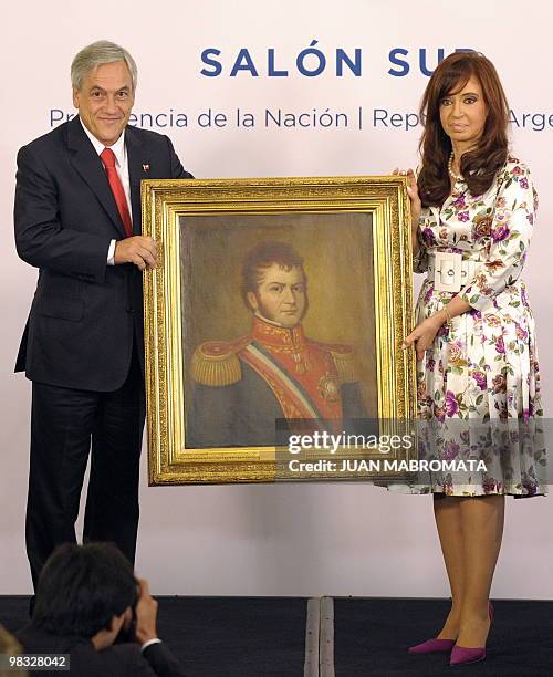 Chielan President Sebastian Piñera and Argentine President Cristina Fernandez de Kirchner pose with a portrait of Chilean independence leader...