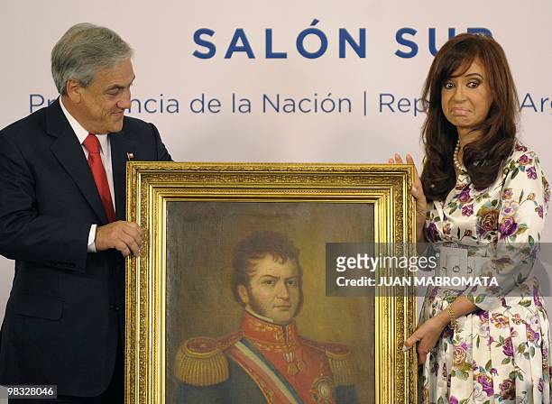 Chielan President Sebastian Piñera and Argentine President Cristina Fernandez de Kirchner pose with a portrait of Chilean independence leader...