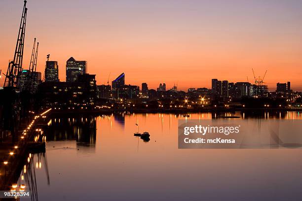 docklands skyline in der dämmerung - docklands stadion stock-fotos und bilder