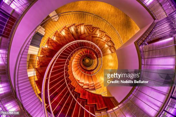 the spiral - spiral staircase fotografías e imágenes de stock
