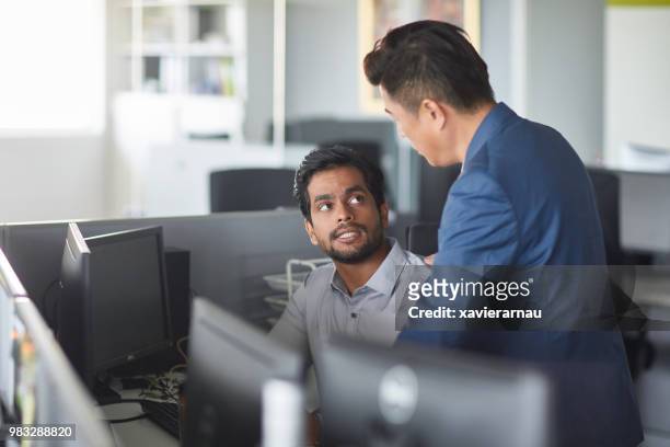 hommes d’affaires, discutant sur ordinateur au bureau - cubicle photos et images de collection