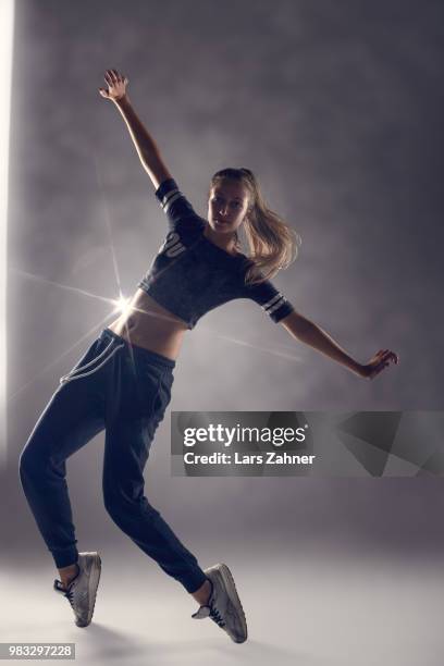 female hip hop dancer in tiptoe position - hip hopper stock pictures, royalty-free photos & images